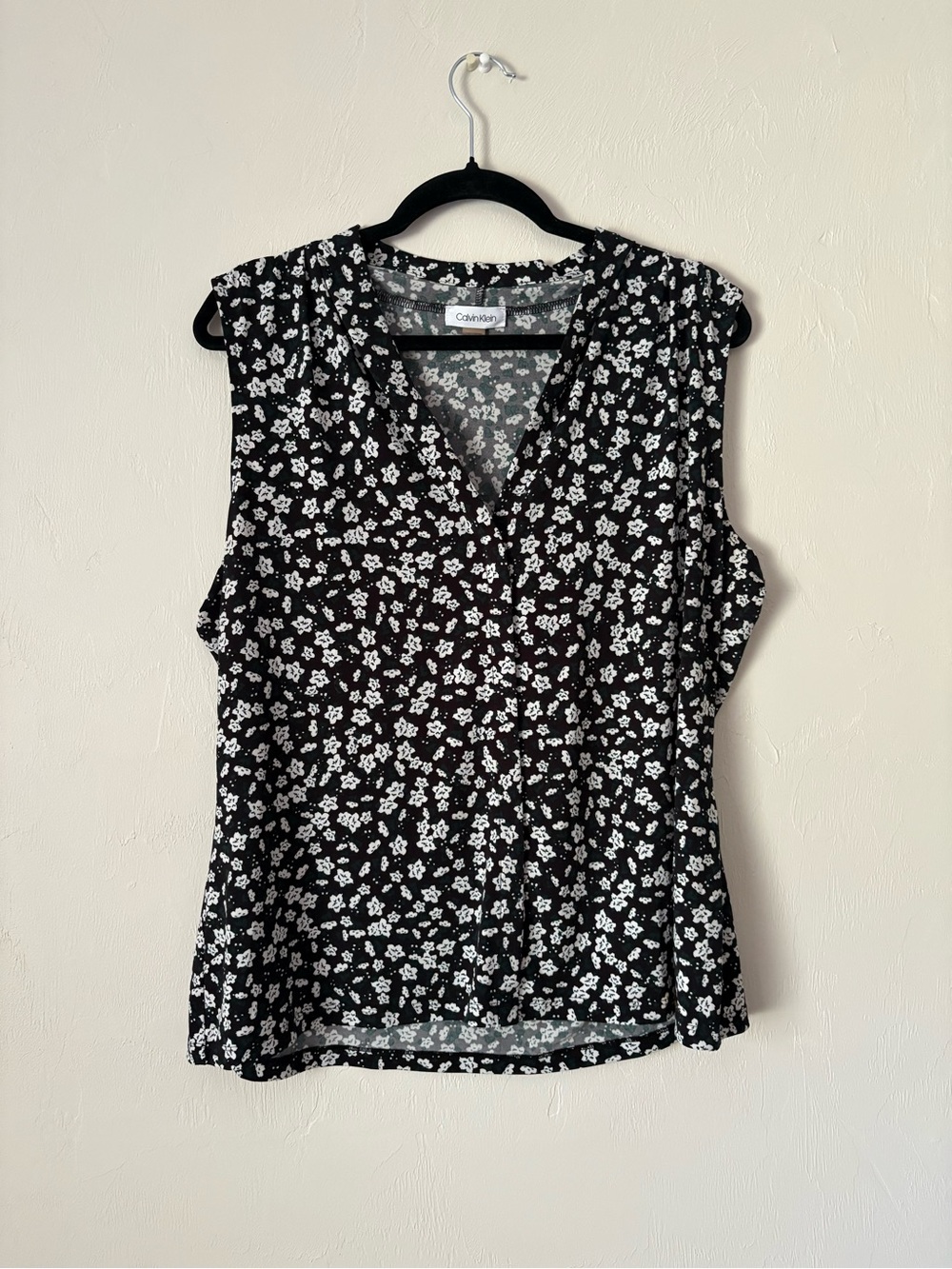 Calvin Klein Black & White Floral V-Neck Sleeveless Top